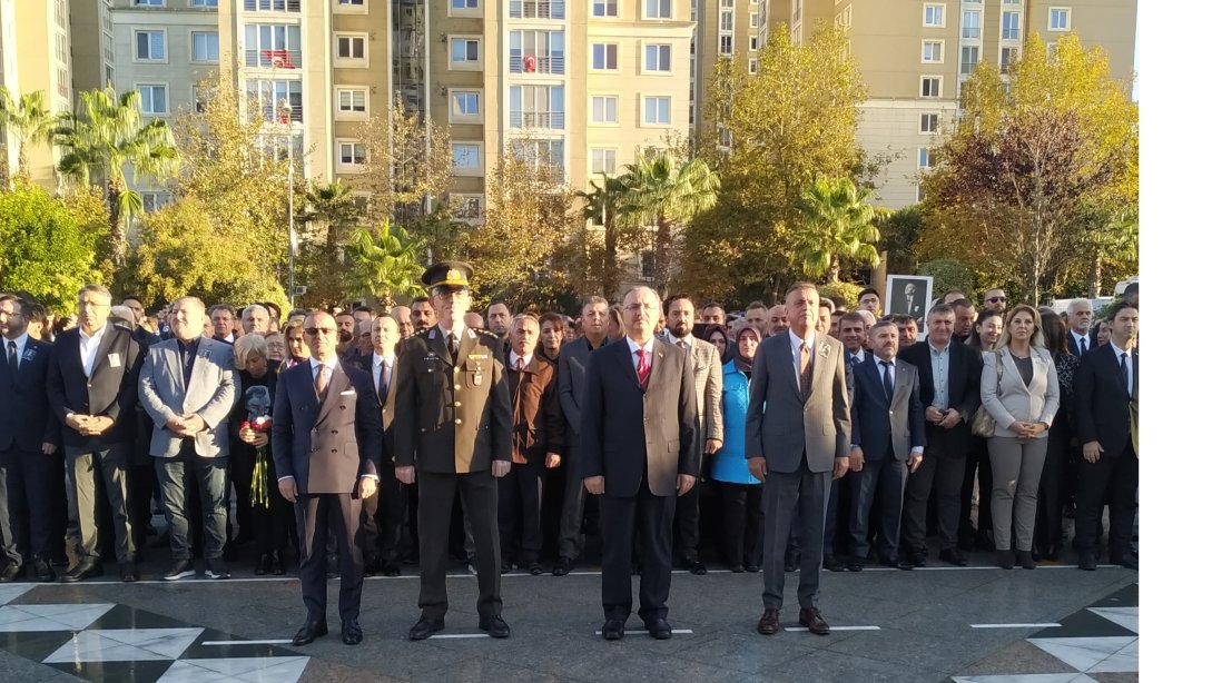 10 Kasım Atatürk'ü Anma Günü Programı Atatürk Anıtı'na Çelenk Sunma Töreni ve Ali İhsan Hayırlıoğlu Ortaokulunda Düzenlenen Anma Programıyla Gerçekleştirildi